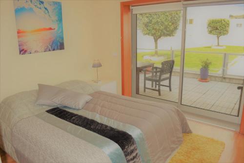 Un pat sau paturi într-o cameră la Porto Sea Front Apartment