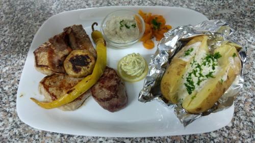 Makanan di atau berdekatan hotel