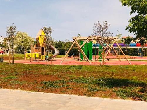 un parco con parco giochi con scivolo di Guest House Jadro a Rovigno (Rovinj)