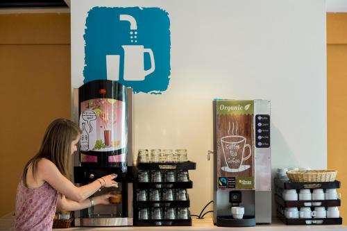 Příslušenství pro přípravu čaje a kávy v ubytování HI Malmedy Hostel