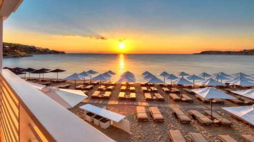 Athens Riviera Loft في أثينا: اطلالة على شاطئ فيه كراسي ومظلات