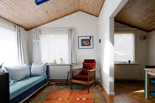 un soggiorno con divano e sedia di holiday cottage 'FLOW' a Bergen