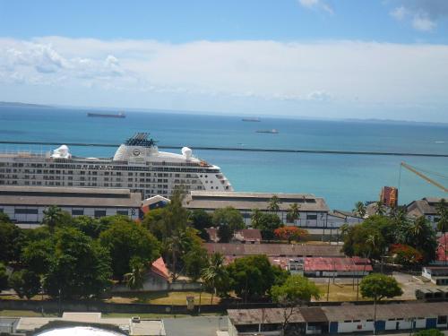 un navire de croisière dans l'océan à côté d'une ville dans l'établissement estudio, à Salvador