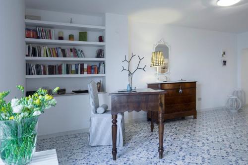 a room with a desk and a vase of flowers at Villa dei Limoni con terrazza e discesa a mare in Erchie