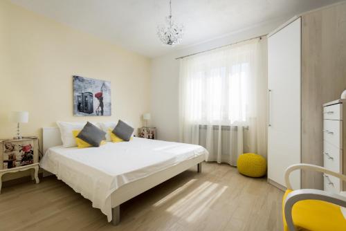 een witte slaapkamer met een groot bed en een raam bij Holiday Home Vallis in Povlja