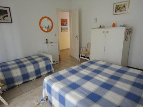 アチレアーレにあるAcirealevacanze - Casa Sul Mareのベッドルーム1室(ベッド2台、冷蔵庫付)