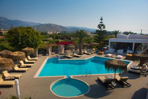 Bazén v ubytovaní Golden Star Relax Hotel - Adults Only 16 plus alebo v jeho blízkosti