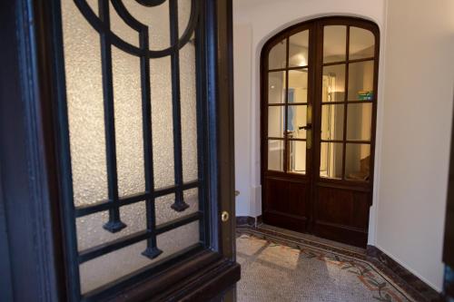 a door with a window and a door with a mirror at Le Home in Vincennes