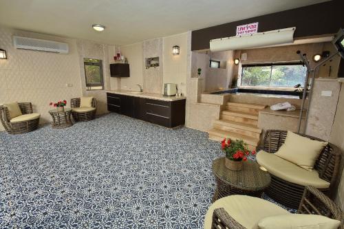 a living room with chairs and a kitchen and a caravan at Eden's Boutique in Had Nes