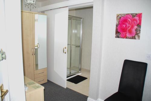 Koupelna v ubytování Brincliffe Hotel
