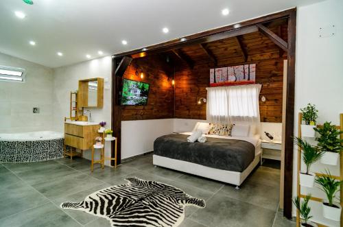 Postel nebo postele na pokoji v ubytování Kinneret Lodging