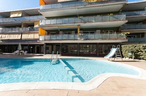 una gran piscina frente a un edificio en Lets Holidays Castelldefels Diagonal Orient, en Castelldefels