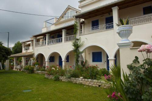 Κήπος έξω από το Angelina Apartments