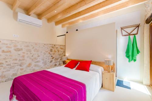 Tempat tidur dalam kamar di Casa Vella (Vall Petit)