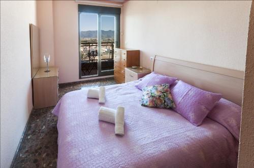クリェラにあるMelodiaのベッドルーム1室(紫色のベッド1台、タオル2枚付)