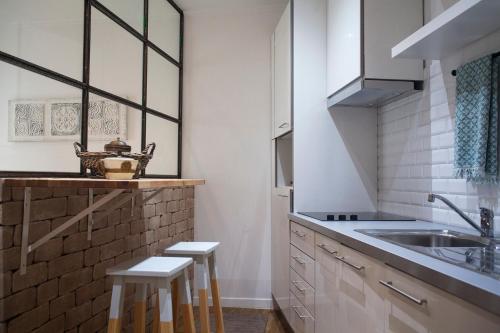 The Alfama - Cozy Alfama Studio in the heart of Lisbonにあるキッチンまたは簡易キッチン
