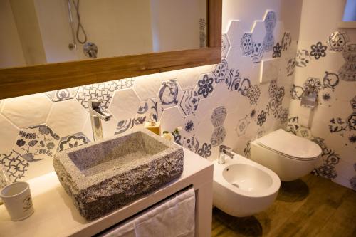 a bathroom with a sink and a toilet at Ca' Baetti l'Antica Corte in Roncola