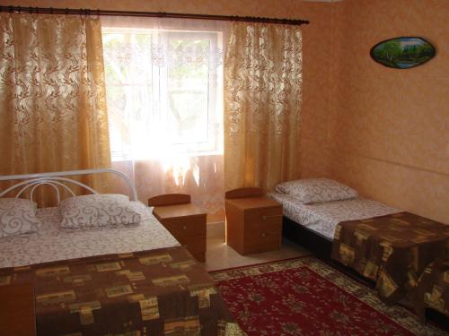 Ein Bett oder Betten in einem Zimmer der Unterkunft Solnechniy Dvorik