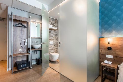 Melrose Hotel في أمستردام: حمام مع مرحاض ومغسلة