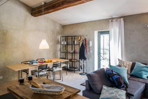 een woonkamer met een bank en een tafel bij bouchonnerie à Maureillas, near Spain + Mediterranée in Maureillas