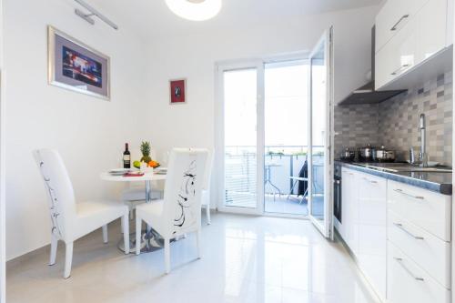 Cucina o angolo cottura di Fifi apartment w. parking in old town