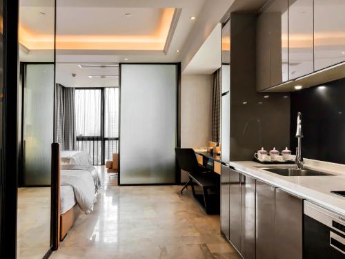 Dapur atau dapur kecil di Boman Holiday Apartment Beijing Road Jie Deng Du Hui Branch - Free shuttle to Canton Fair