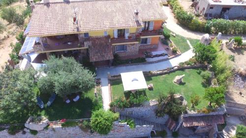 an aerial view of a house with a yard at Bellavista in Loceri