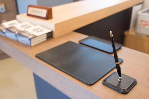 a pen sitting on top of a desk at Tokyo Guest House Itabashi-juku in Tokyo