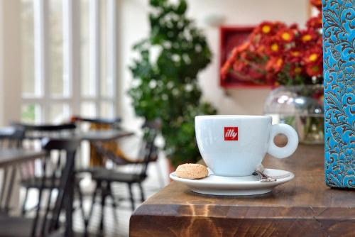 uma chávena de café e uma bolacha na mesa em Lagar Hotel Boutique em Molina