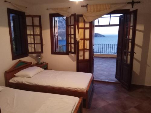 パノルモス・カリムノスにあるPlaty gialos, amazing viewの海の景色を望む客室で、ベッド2台が備わります。