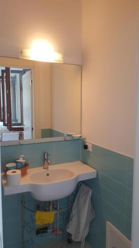 un baño con lavabo y espejo en Le Case di Giorgia, en San Vito lo Capo