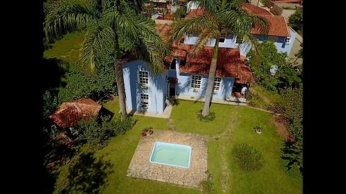 an aerial view of a house with a swimming pool at Pousada Cantagalo Bichinho MG in Bichinho