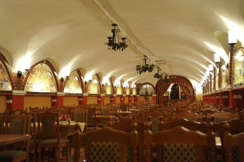 A restaurant or other place to eat at Aranykorona Hotel