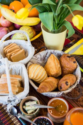 une table recouverte de paniers de différents types de denrées alimentaires dans l'établissement Bed&Bra, à Bra