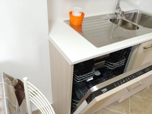 a kitchen with a sink and a dishwasher at La Casa del Cuore in Scanno