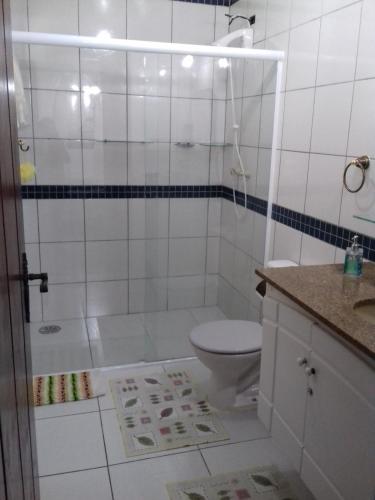 ein Badezimmer mit Dusche und Toilette in der Unterkunft Casa Da Severina in Campos do Jordão
