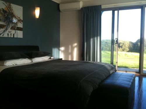 מיטה או מיטות בחדר ב-Swan Lake Guest House