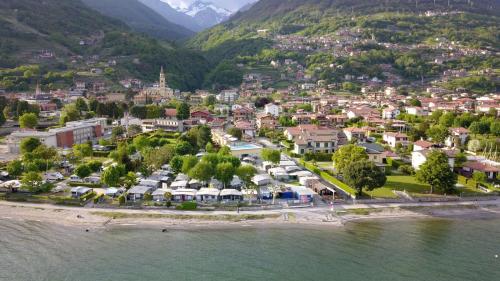 z góry widok na miasto nad wodą w obiekcie Camping Villaggio Paradiso w mieście Domaso