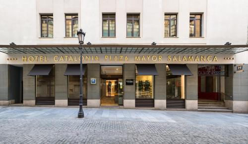 un edificio con un cartel que lee Hotel Caroline Plaza Márquez Salamina en Catalonia Plaza Mayor Salamanca, en Salamanca