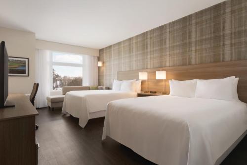 Tempat tidur dalam kamar di Radisson Kingswood Hotel & Suites, Fredericton