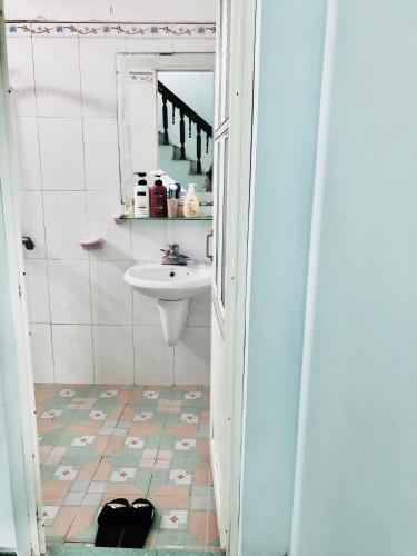 a bathroom with a sink and a mirror at Mai Homestay in Sầm Sơn