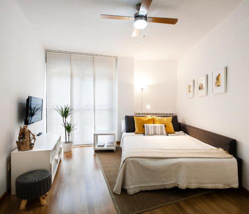 - une chambre avec un lit et un ventilateur de plafond dans l'établissement Yolanda, à Zamora
