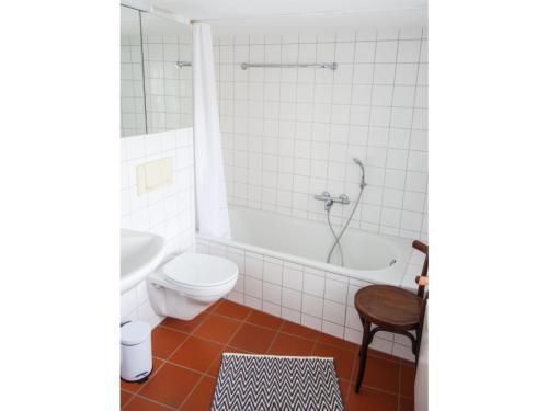 een badkamer met een toilet, een bad en een wastafel bij Haus zur Eselsbrücke in Tangermünde