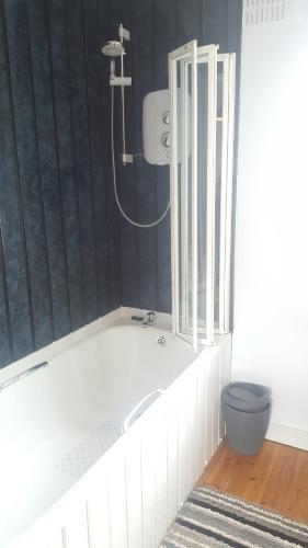 een badkamer met een bad en een douche bij Spindrift in Moville