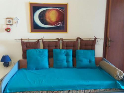 カルロフォルテにあるCasa Olandaのベッドルーム1室(壁に絵画が描かれた青いベッド1台付)