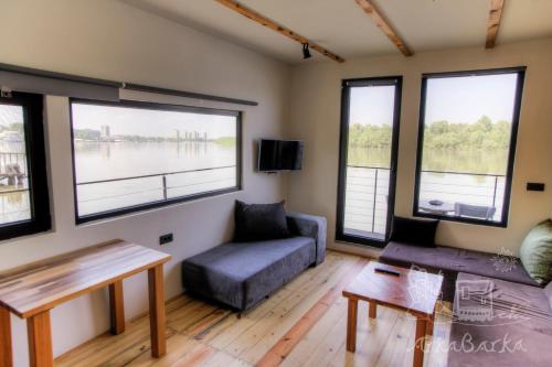 ArkaBarka 2- Floating Dream Rooms and Apartments tesisinde bir oturma alanı