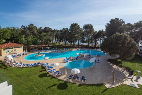 O vedere a piscinei de la sau din apropiere de Hotel Aurora Plava Laguna