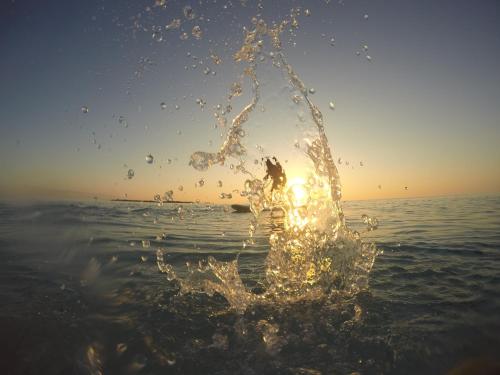a splash of water in the water in the ocean at Kahanbu Ocean View in Thulusdhoo