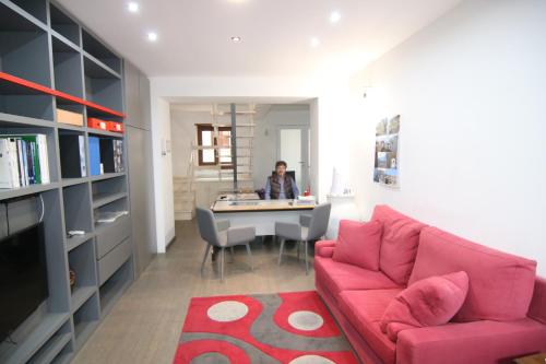 a living room with a pink couch and a table at Bed & Breakfast StudioArcodia- in San Marco dʼAlunzio