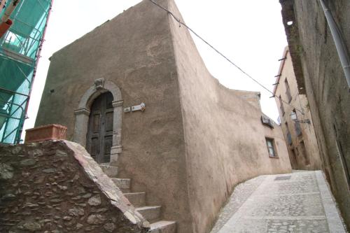 an alley with stairs leading up to a building at Bed & Breakfast StudioArcodia- in San Marco dʼAlunzio
